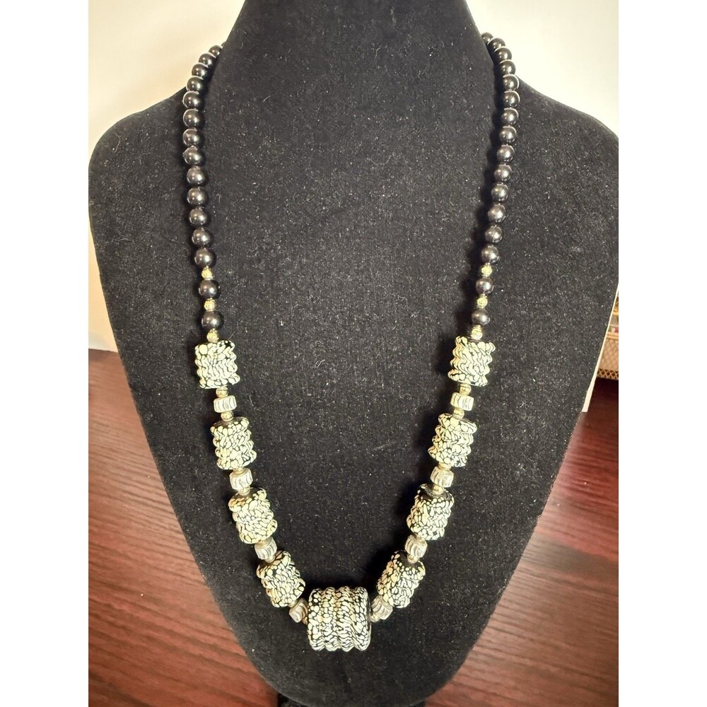 Vintage 1950s Japan Art Glass Necklace Black And White Ribbed Lampwork 22”